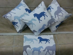 40cm Running horses cushion with pad